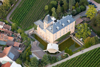 Hôtel Schloß Edesheim, Hôtels privés Dr. Lohbeck GmbH & Co. KG à Edesheim dans le département Rhénanie-Palatinat, Allemagne vue d'en haut
