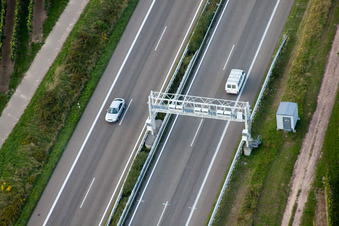 Vue aérienne de Pont à péage autoroutier sur l'A65 à Edesheim dans le département Rhénanie-Palatinat, Allemagne