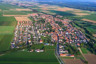 Vue aérienne de Vue de la ville depuis l'ouest à Essingen dans le département Rhénanie-Palatinat, Allemagne