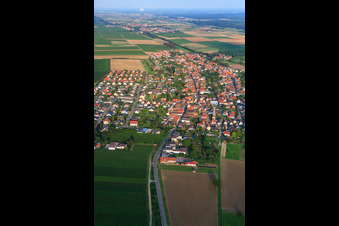 Vue aérienne de Vue de la ville depuis l'ouest à Essingen dans le département Rhénanie-Palatinat, Allemagne