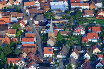 Vue aérienne de Chapelle de la Landauer Straße à Essingen dans le département Rhénanie-Palatinat, Allemagne