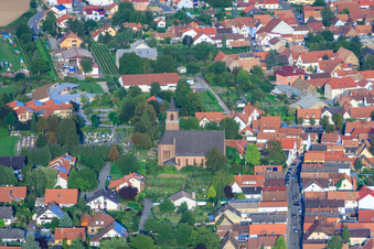 Vue aérienne de Église au cimetière à Essingen dans le département Rhénanie-Palatinat, Allemagne