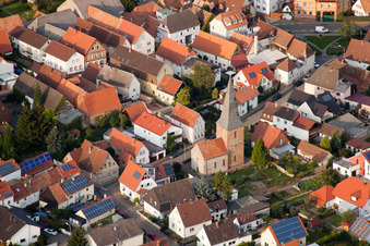 Vue aérienne de Bâtiment d'église au centre du village à Essingen dans le département Rhénanie-Palatinat, Allemagne
