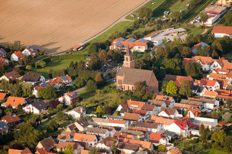 Vue aérienne de Bâtiment d'église au centre du village à Essingen dans le département Rhénanie-Palatinat, Allemagne
