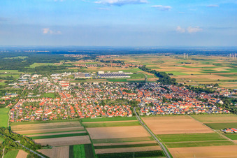Vue aérienne de Vue de la ville depuis l'ouest à Offenbach an der Queich dans le département Rhénanie-Palatinat, Allemagne