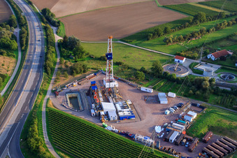 Vue oblique de Chantier de construction du 2ème forage de la centrale géothermique sur l'A65 à Insheim dans le département Rhénanie-Palatinat, Allemagne