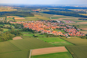 Vue du village depuis le nord-ouest à Steinweiler dans le département Rhénanie-Palatinat, Allemagne d'en haut