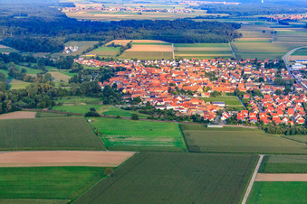 Vue du village depuis le nord-ouest à Steinweiler dans le département Rhénanie-Palatinat, Allemagne hors des airs