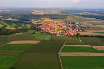 Vue du village depuis le nord-ouest à Steinweiler dans le département Rhénanie-Palatinat, Allemagne vue d'en haut