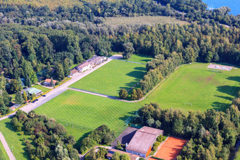 Vue aérienne de Terrains de sport FV-Leopoldshafen 1936 eV à le quartier Leopoldshafen in Eggenstein-Leopoldshafen dans le département Bade-Wurtemberg, Allemagne
