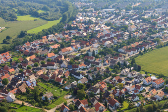 Vue aérienne de Blumenstr à le quartier Leopoldshafen in Eggenstein-Leopoldshafen dans le département Bade-Wurtemberg, Allemagne