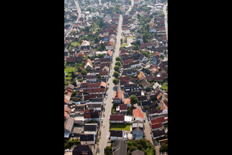 Vue oblique de Rue Léopold à le quartier Leopoldshafen in Eggenstein-Leopoldshafen dans le département Bade-Wurtemberg, Allemagne