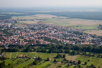 Quartier Linkenheim in Linkenheim-Hochstetten dans le département Bade-Wurtemberg, Allemagne du point de vue du drone