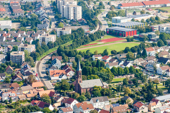 Vue aérienne de Église protestante Linkenheim à le quartier Linkenheim in Linkenheim-Hochstetten dans le département Bade-Wurtemberg, Allemagne