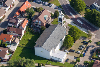 Vue aérienne de Église Marie-Reine au centre du village à le quartier Linkenheim in Linkenheim-Hochstetten dans le département Bade-Wurtemberg, Allemagne