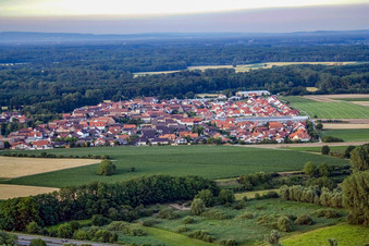 Vue aérienne de Village vu de l'ouest à Kuhardt dans le département Rhénanie-Palatinat, Allemagne
