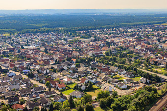 Vue aérienne de Huttenheimer Landstr à le quartier Neudorf in Graben-Neudorf dans le département Bade-Wurtemberg, Allemagne