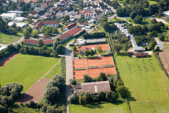 Vue aérienne de Terrains de sport à le quartier Graben in Graben-Neudorf dans le département Bade-Wurtemberg, Allemagne