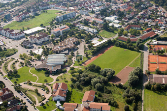 Vue aérienne de Terrains de sport à le quartier Graben in Graben-Neudorf dans le département Bade-Wurtemberg, Allemagne