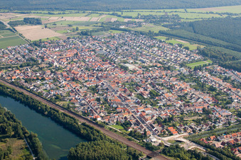 Vue aérienne de Vue des rues et des maisons dans les quartiers résidentiels à le quartier Neudorf in Graben-Neudorf dans le département Bade-Wurtemberg, Allemagne