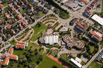 Vue aérienne de École communautaire Pestalozzi à le quartier Graben in Graben-Neudorf dans le département Bade-Wurtemberg, Allemagne