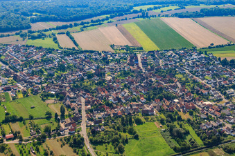 Vue aérienne de Vue de la ville depuis l'ouest à le quartier Staffort in Stutensee dans le département Bade-Wurtemberg, Allemagne