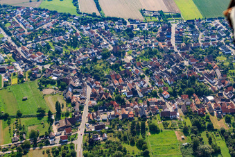 Vue aérienne de Vue de la ville depuis l'ouest à le quartier Staffort in Stutensee dans le département Bade-Wurtemberg, Allemagne