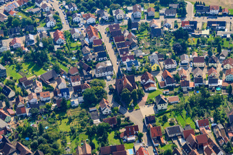 Vue aérienne de Église sur Lutherstr à le quartier Staffort in Stutensee dans le département Bade-Wurtemberg, Allemagne