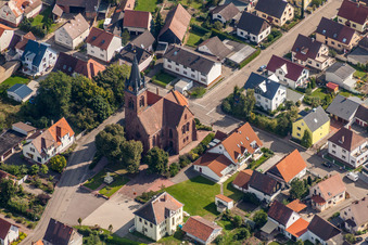 Vue aérienne de Église évangélique Staffort à le quartier Staffort in Stutensee dans le département Bade-Wurtemberg, Allemagne