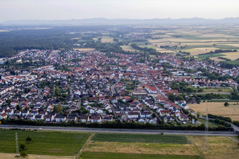 Vue aérienne de Ville vue de l'est à Rülzheim dans le département Rhénanie-Palatinat, Allemagne