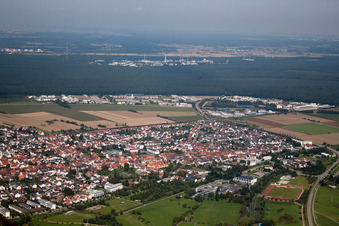 Vue aérienne de Vue des rues et des maisons dans les quartiers résidentiels à le quartier Blankenloch in Stutensee dans le département Bade-Wurtemberg, Allemagne