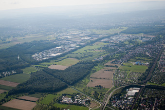 Vue aérienne de Hagsfeld, zone industrielle vue du nord à le quartier Grötzingen in Karlsruhe dans le département Bade-Wurtemberg, Allemagne
