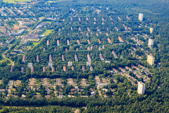 Vue aérienne de Vue de la ville depuis le nord à le quartier Waldstadt in Karlsruhe dans le département Bade-Wurtemberg, Allemagne