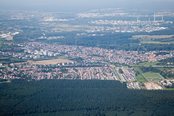 Vue aérienne de Kirchfeldsiedlung vu de l'est à le quartier Neureut in Karlsruhe dans le département Bade-Wurtemberg, Allemagne