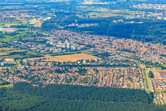 Vue aérienne de Vue de la ville depuis l'est à le quartier Neureut in Karlsruhe dans le département Bade-Wurtemberg, Allemagne