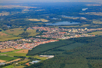 Vue aérienne de Vue de la ville depuis le sud-est à le quartier Leopoldshafen in Eggenstein-Leopoldshafen dans le département Bade-Wurtemberg, Allemagne