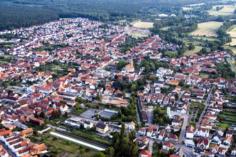 Vue aérienne de Ville vue de l'est à Rülzheim dans le département Rhénanie-Palatinat, Allemagne