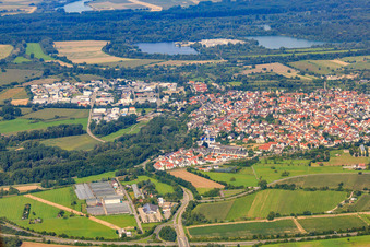 Vue aérienne de Vue de la ville depuis l'est à le quartier Eggenstein in Eggenstein-Leopoldshafen dans le département Bade-Wurtemberg, Allemagne
