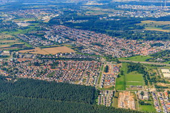 Vue aérienne de Vue de la ville depuis le nord-est à le quartier Neureut in Karlsruhe dans le département Bade-Wurtemberg, Allemagne