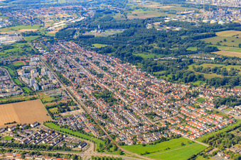 Vue aérienne de Vue de la ville depuis le nord-est à le quartier Neureut in Karlsruhe dans le département Bade-Wurtemberg, Allemagne