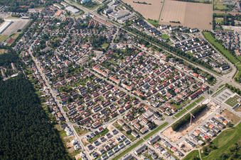 Vue aérienne de Kirchfeldsiedlung vu du nord à le quartier Neureut in Karlsruhe dans le département Bade-Wurtemberg, Allemagne