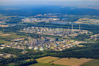 Vue aérienne de MIRO du nord-est à le quartier Knielingen in Karlsruhe dans le département Bade-Wurtemberg, Allemagne