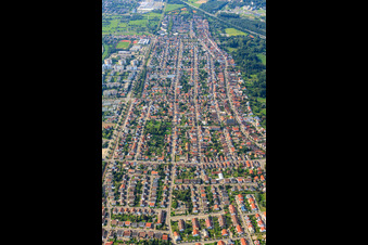 Vue aérienne de Rue Kirchhof à le quartier Neureut in Karlsruhe dans le département Bade-Wurtemberg, Allemagne