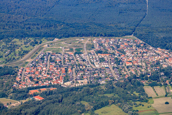 Vue aérienne de Vue de la ville depuis le sud-est à Jockgrim dans le département Rhénanie-Palatinat, Allemagne