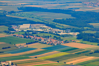 Vue aérienne de Vue du village depuis le sud-est à le quartier Minderslachen in Kandel dans le département Rhénanie-Palatinat, Allemagne