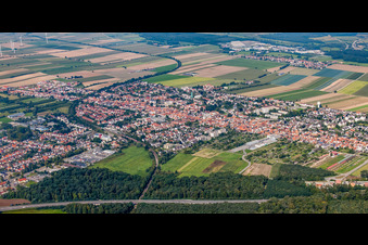 Vue de la ville depuis le sud-est à Kandel dans le département Rhénanie-Palatinat, Allemagne depuis l'avion