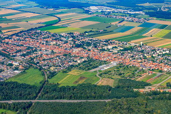 Vue de la ville depuis le sud-est à Kandel dans le département Rhénanie-Palatinat, Allemagne vue du ciel