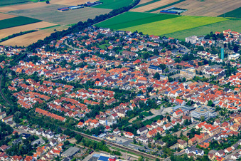 Enregistrement par drone de Vue de la ville depuis le sud-est à Kandel dans le département Rhénanie-Palatinat, Allemagne