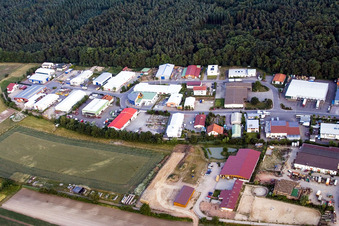 Vue aérienne de Zone industrielle et implantation d'entreprises Am Kleinwald (Palatinat) à Herxheim bei Landau dans le département Rhénanie-Palatinat, Allemagne