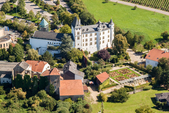 Vue aérienne de Victor's Residenz-Hôtel Schloss Berg à le quartier Nennig in Perl dans le département Sarre, Allemagne